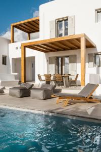 纳克索斯岛卡斯特拉基P square Luxury villas Naxos的一座带游泳池和房子的别墅