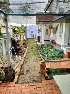 芙蓉Villa Senitaman Organik的后院,有砖砌的院子和房子