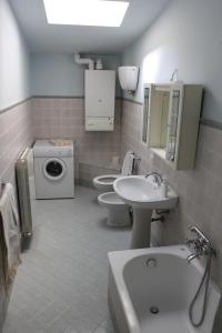 斯波莱托La Fontana的一间带两个卫生间、水槽和洗衣机的浴室