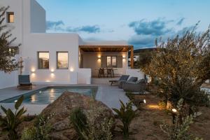 纳克索斯岛卡斯特拉基P square Luxury villas Naxos的黄昏时带游泳池的别墅