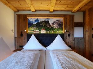 柯尼希斯湖畔舍瑙Appartements Hochödlehen的墙上画画的房间里设有两张床