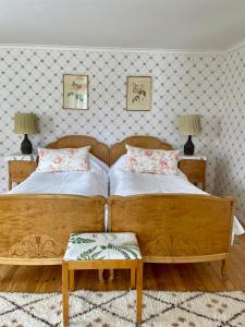 Moholm莫尔勒斯庄园酒店的一间卧室配有两张床和两张桌子