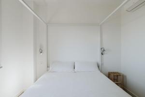 塞勒里古ABC affittacamere的小房间设有白色的床铺和白色的墙壁