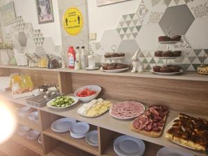 大特尔诺沃Priyateli - Friends的自助餐,展示不同类型的食物