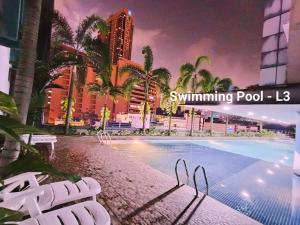 吉隆坡Taragon Apartment - KL的一座棕榈树和建筑游泳池