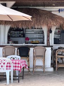 长滩岛Sundown Resort & Austrian Pension House的餐厅设有椅子和一张桌子及桌布