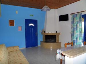 弗纳瑞亚Tentes Holiday Homes的客厅设有蓝色门和壁炉
