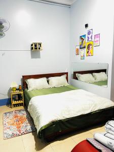 Cao LãnhMOCA MOTEL的一间卧室,配有两张床