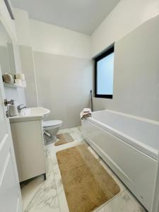 巴亚马雷Apartament zona de case-rezidențiala 2 km de Vivo Mall,curte privata的白色的浴室设有浴缸和水槽。