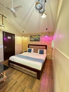 新德里Hotel Height's - Kalka ji的一间卧室配有一张床和粉红色的墙壁