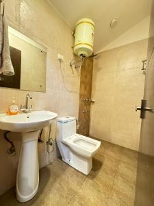 新德里Hotel Height's - Kalka ji的一间带卫生间和水槽的浴室