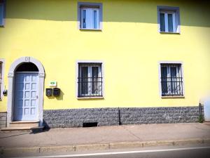 诺维利古雷Chrizia的黄色的建筑,设有蓝色的门和窗户