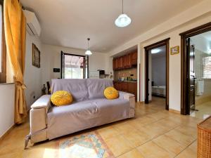 利帕里Rosa's house的客厅配有带黄色枕头的沙发