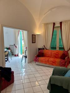 阿纳卡普里House via Orlandi for 5 people的客厅里有一个橙色沙发