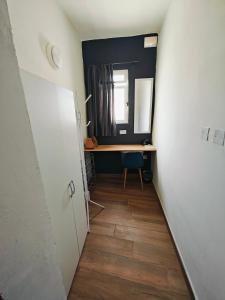 森格莱阿Cosy Apartment in Senglea的走廊上设有一张桌子和镜子