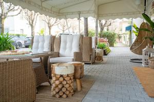 马尔米堡奥林匹亚酒店的户外庭院设有藤椅和桌子。