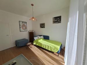 利沃诺Bubi's apartment, intero appartamento di 65mq的一间卧室配有一张带绿毯的床