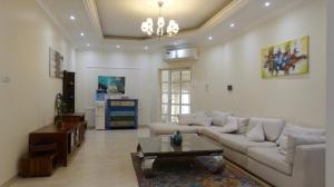 迪拜PRIVATE ROOM WITH WASHROOM AND BALCONY的带沙发和咖啡桌的客厅