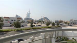 迪拜PRIVATE ROOM WITH WASHROOM AND BALCONY的街道的景色,建筑背景