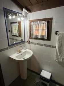 RíosecoCasa rural en Redes的一间带水槽和镜子的浴室