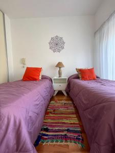 洛马斯-德萨莫拉Semipiso en Las Lomitas的两张睡床彼此相邻,位于一个房间里