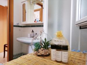 托尔托雷托Holihome_Casa di Stefano 50m dal mare的浴室里摆放着三瓶精油