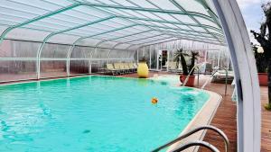 因佩里亚Villa Giada Resort的一个带温室的游泳池和一个游泳池