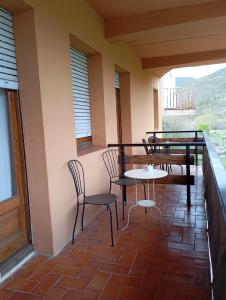 奥尔加尼亚La Cabana的阳台配有桌椅。