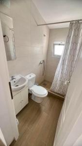 科斯蒂内什蒂Vilele Delfin的白色的浴室设有卫生间和水槽。