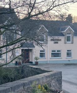 卡马森Penybont Restaurant + Inn的街上有红色门的白色建筑