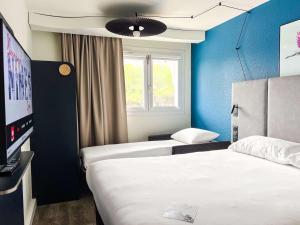 尼姆宜必思尼姆西部酒店 - A9 的一间酒店客房,设有两张床和电视