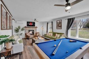 Pocono SummitPool Table - Game Room - Spacious Home in Poconos的客厅配有台球桌