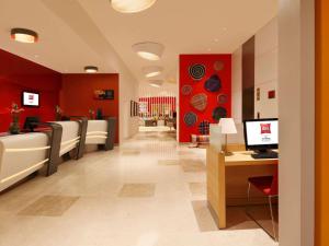 哥印拜陀ibis Coimbatore City Centre - An Accor Brand的大堂设有红色的墙壁和等候室