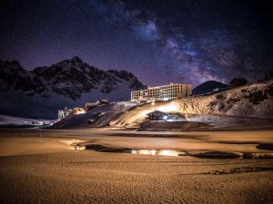 富如特Frutt Mountain Resort的星空下海滩上的酒店