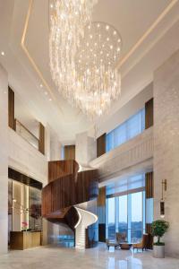 济南济南凯宾斯基酒店的大堂设有大吊灯和楼梯