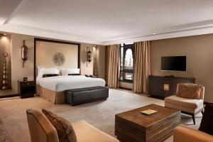 麦地那Sofitel Shahd Al Madinah的大型酒店客房设有一张床和一台电视机