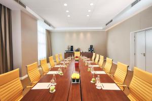利雅德Shaza Riyadh的长长的会议室,配有长桌子和黄色椅子