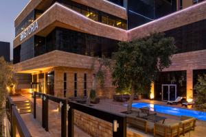 埃尔比勒Bristoria Hotel Erbil的大楼前设有游泳池的酒店