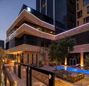 埃尔比勒Bristoria Hotel Erbil的一座建筑前面设有游泳池