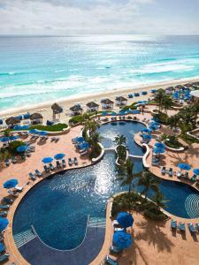 坎昆Kempinski Hotel Cancun的享有带游泳池和海洋的度假村的空中景致