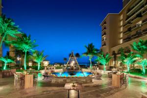 坎昆Kempinski Hotel Cancun的夜间在建筑物前的喷泉