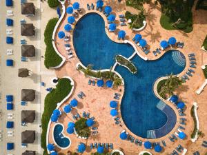 坎昆Kempinski Hotel Cancun的享有度假村游泳池的顶部景致