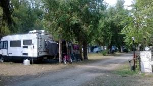 拉默齐亚泰尔默Camping Ulisse Calabria的停在路边的路 ⁇ 