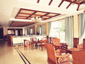 万象Thavixay Hotel 博雅酒店酒店的一间带桌椅的用餐室