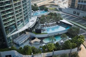 迪拜Kempinski The Boulevard Dubai的城市游泳池的顶部景观