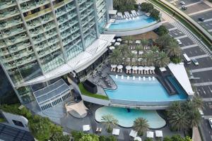 迪拜Kempinski The Boulevard Dubai的享有带游泳池的大楼的顶部景致