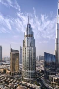 迪拜Kempinski The Boulevard Dubai的一座高大的城市建筑,有许多建筑