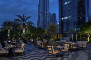 迪拜Kempinski The Boulevard Dubai的一间带桌椅的餐厅,享有城市天际线