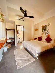 长滩岛Happiness Hostel Boracay的一间卧室配有一张床和吊扇