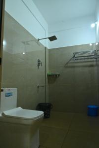 玛莱尤尔GR INN的一间带卫生间和玻璃淋浴间的浴室